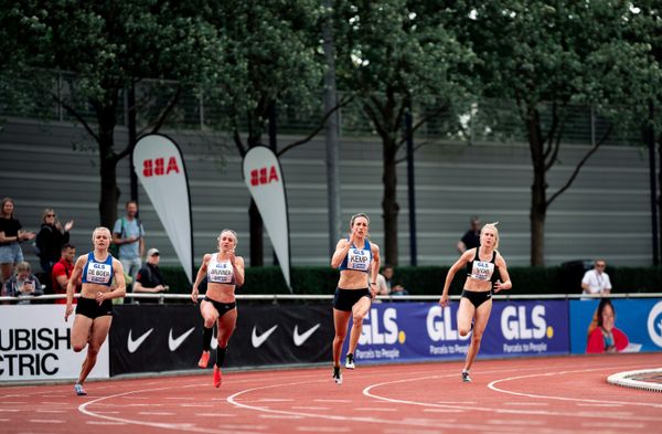 Paula de Boer (MTV Luebeck), Marion Brunner (LG Telis Finanz Regensburg), Katharina Kemp (MTV Luebeck), Laura Voß (LAZ Soest) ueber 200m am 07.05.2022 beim Stadtwerke Ratingen Mehrkampf-Meeting 2022 in Ratingen